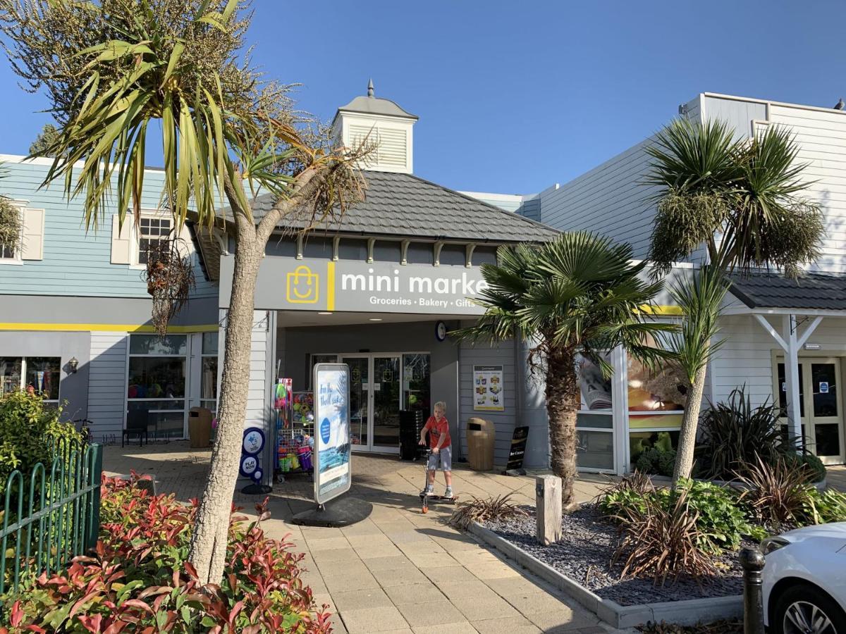 Club Tropicana Poole Bagian luar foto